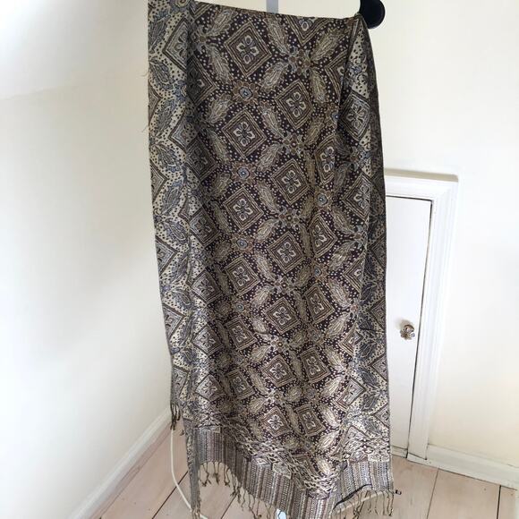 Cashmere EUC Women's Gold Black Scarf from Prague 90% Cashmere 10% Silk - Picture 4 of 5